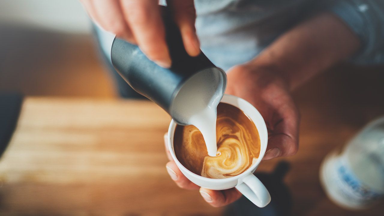 Mleko wzmacnia prozdrowotne właściwości kawy (fot. Shutterstock/ImYanis)