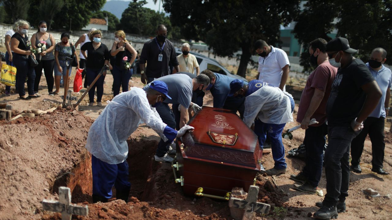 Pod względem liczby zgonów Brazylia zajmuje drugie miejsce na świecie (fot. Reuters/ Pilar Olivares)