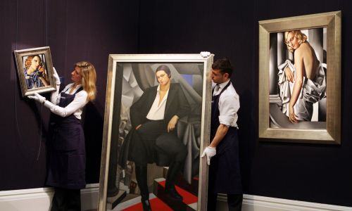 W 2009 roku w domu aukcyjnym  Sotheby's wystawiono: „Portret księżnej de la Salle” ( w środku) z 1925 roku, „Telefon II” z 1930 (z lewej) i „Portret  Marjorie Ferry” z 1932 roku. Fot.  Oli Scarff/Getty Images