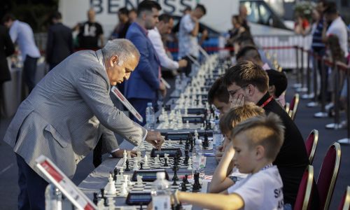 Garry Kasparow rozgrywa pokazową symultanę (mecz, w którym szachista gra jednocześnie z wieloma przeciwnikam na oddzielnych szachownicach) podczas turnieju w Zagrzebiu w 2022 roku. Fot. Jurica Galoic/PIXSELL Dostawca: PAP/PIXSELL