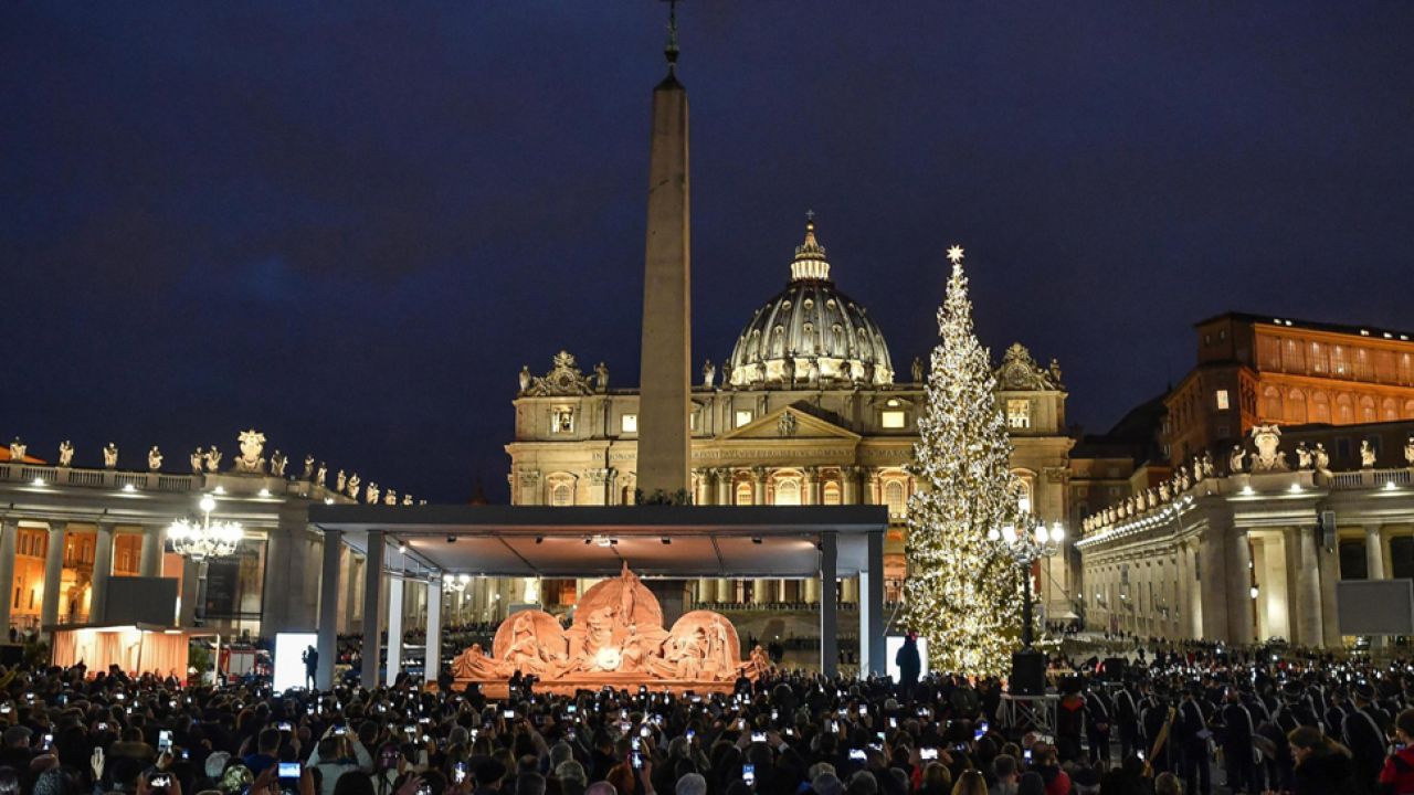 Bożonarodzeniowa choinka stanęła w piątek na Placu św. Piotra w Watykanie (fot. 	PAP/EPA/ALESSANDRO DI MEO)