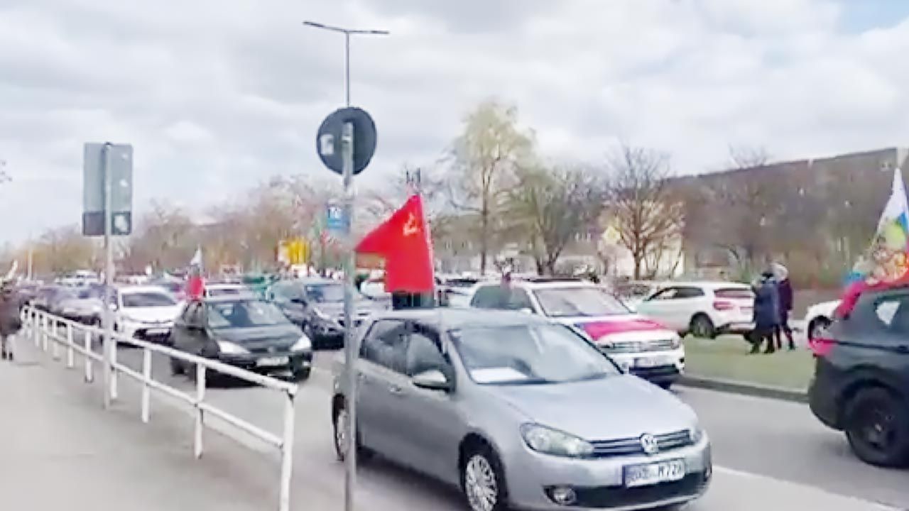 Desfile de coches en Berlín.  Banderas rusas y el símbolo criminal «Z»