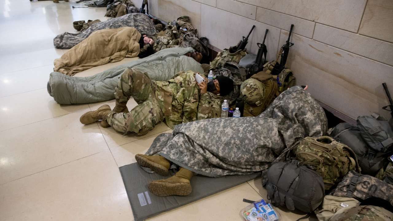 Żołnierze Gwardii Narodowej mogli wrócić na Kapitol, aby odpocząć  (fot. PAP/EPA/MICHAEL REYNOLDS)