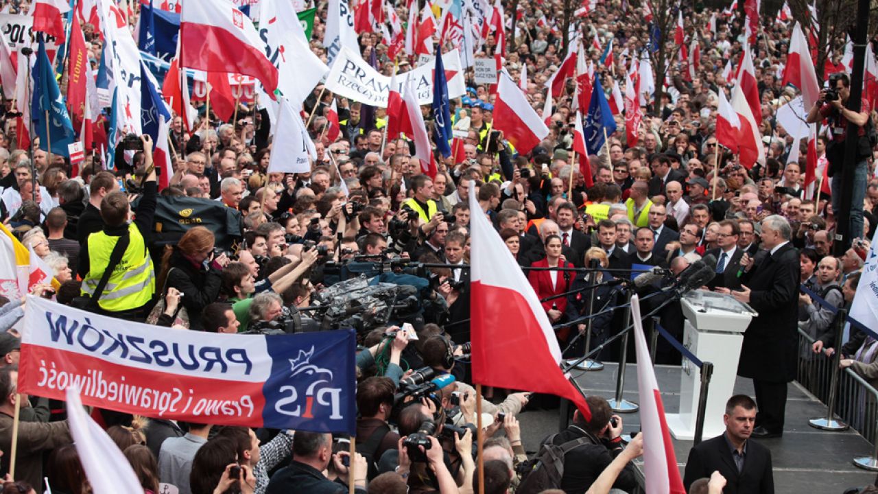 Jarosław Kaczyński zapowiedział na 13 grudnia wielki protest w Warszawie. Na zdjęciu demonstracja PiS z 2012 r. (fot. arch. PAP/Tomasz Gzell)