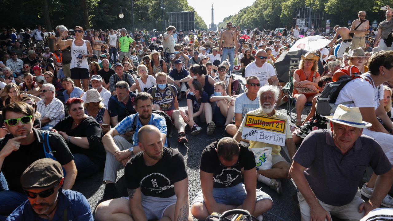 Koronawirus. Protest przeciwników restrykcji w Niemczech (fot. PAP/EPA/FELIPE TRUEBA)