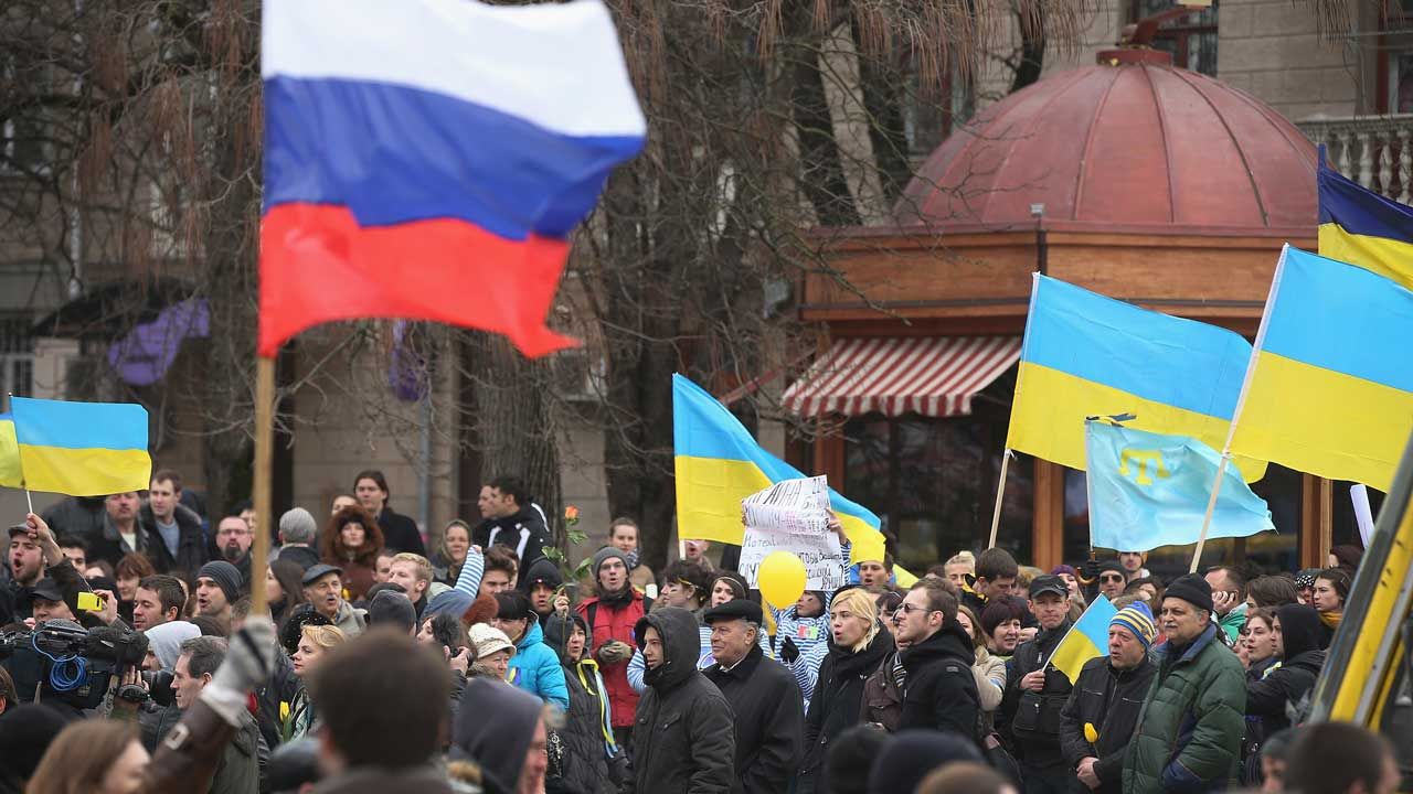 Marzec 2014: rosyjska flaga wśród protestujących proukraińskich sympatyków na Krymie (fot.  Sean Gallup/Getty Images)
