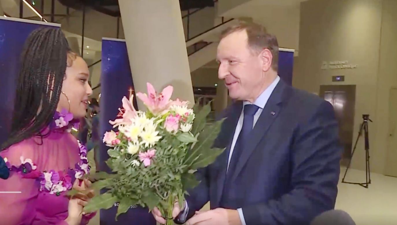 Sara James dostała od Jacka Kurskiego bukiet kwiatów (fot.TVP Info)