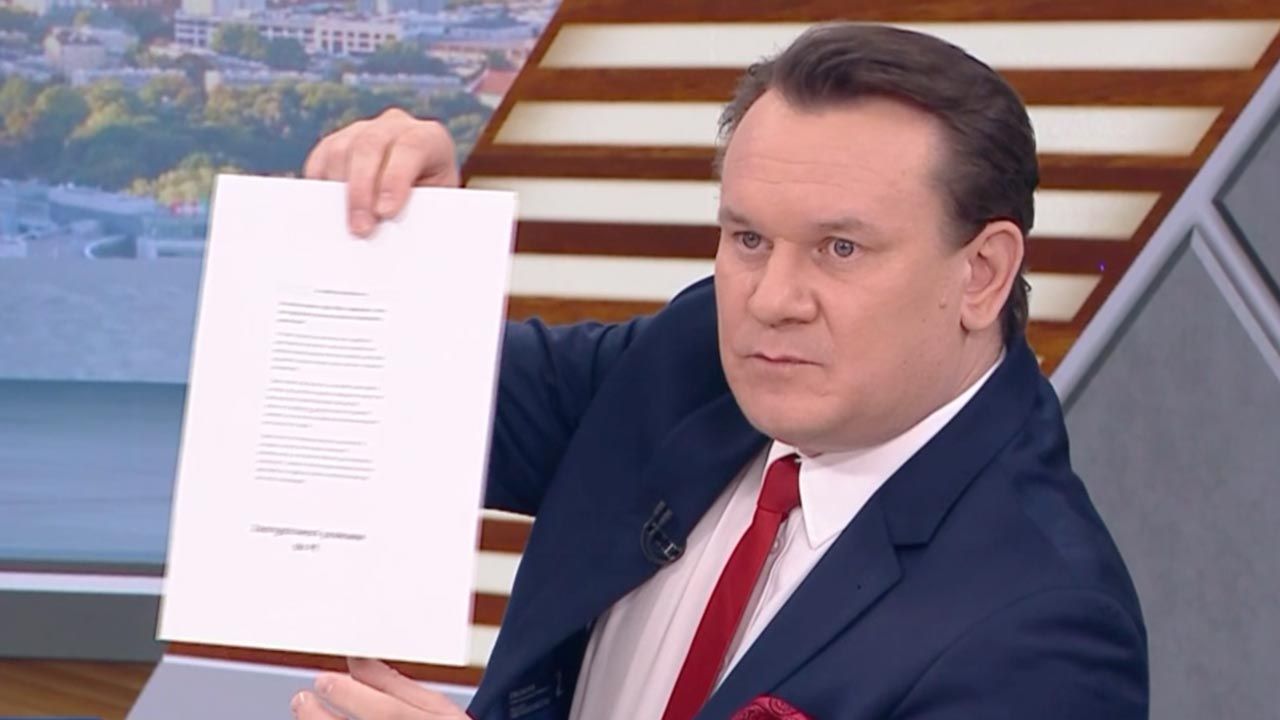 Tarczyński pokazał dokumenty (fot. TVP Info)