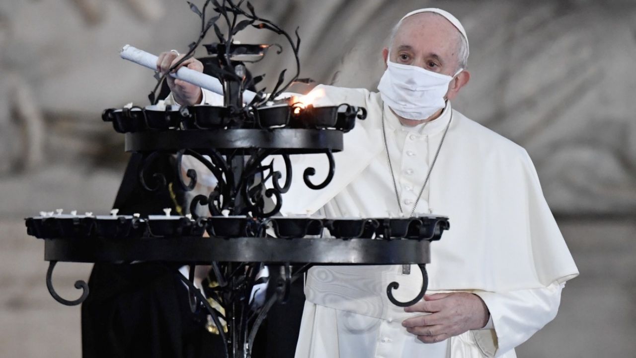 Papież Franciszek niechętnie zakłada maseczkę (fot. PAP/EPA/VATICAN MEDIA)