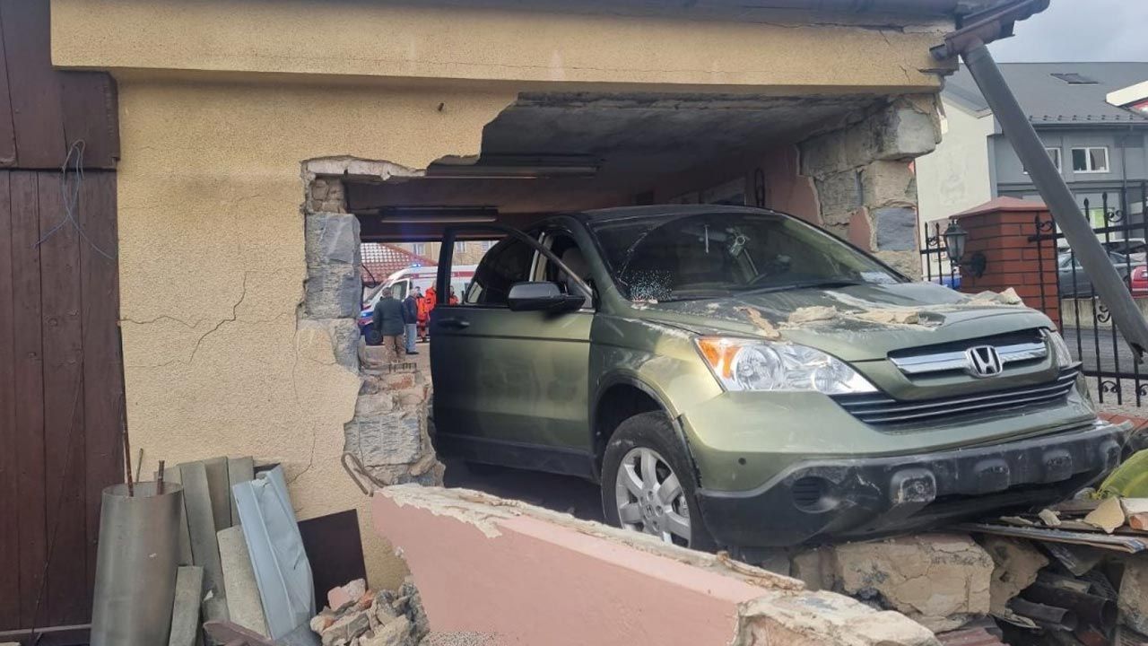 Samochód zniszczył ścianę budynku (fot. Policja)