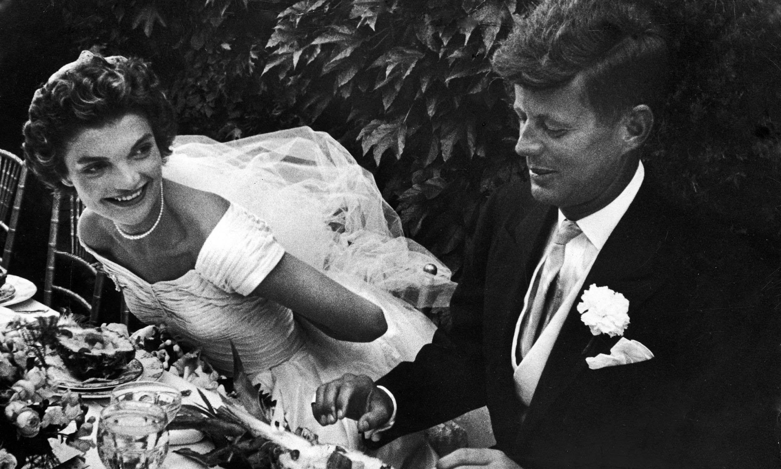 Senator John Kennedy i jego żona Jacqueline podczas ich wesela, na talerzach sałatka ananasowa. Fot. Lisa Larsen / The LIFE Picture Collection via Getty Images