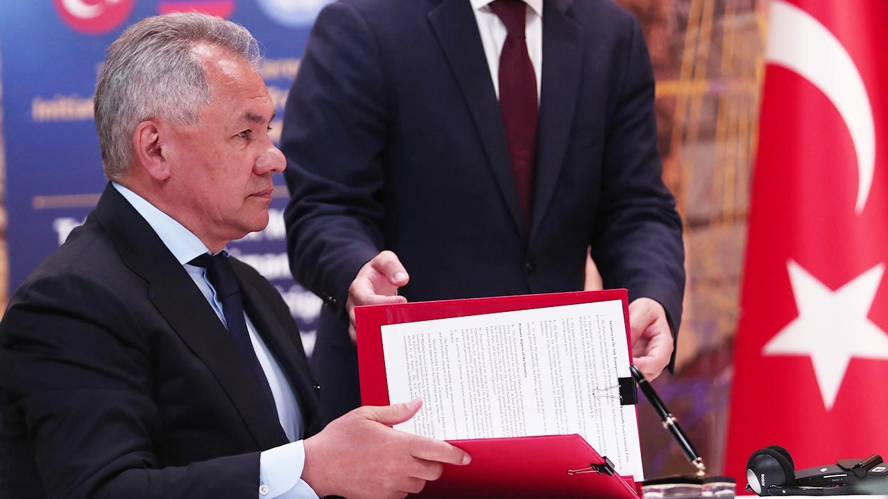 W imieniu Rosji porozumienie podpisał minister obrony Siergiej Szojgu (fot. PAP/EPA/SEDAT SUNA)